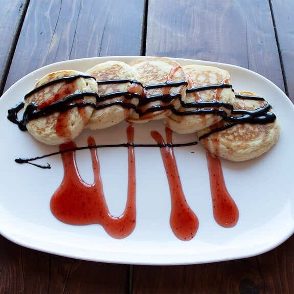 Amerikietiški blyneliai su braškių ir šokolado sirupu