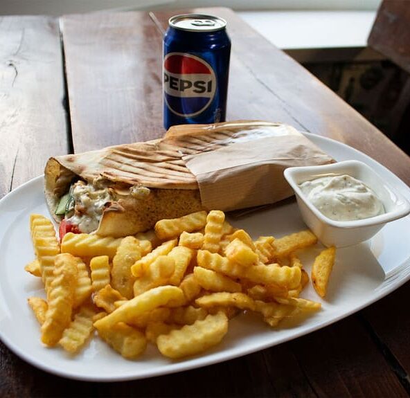 Kebabo kompleksas sudarytas iš kebabo lavaše, fri bulvyčių, padažo ir pasirinktas gėrimas.