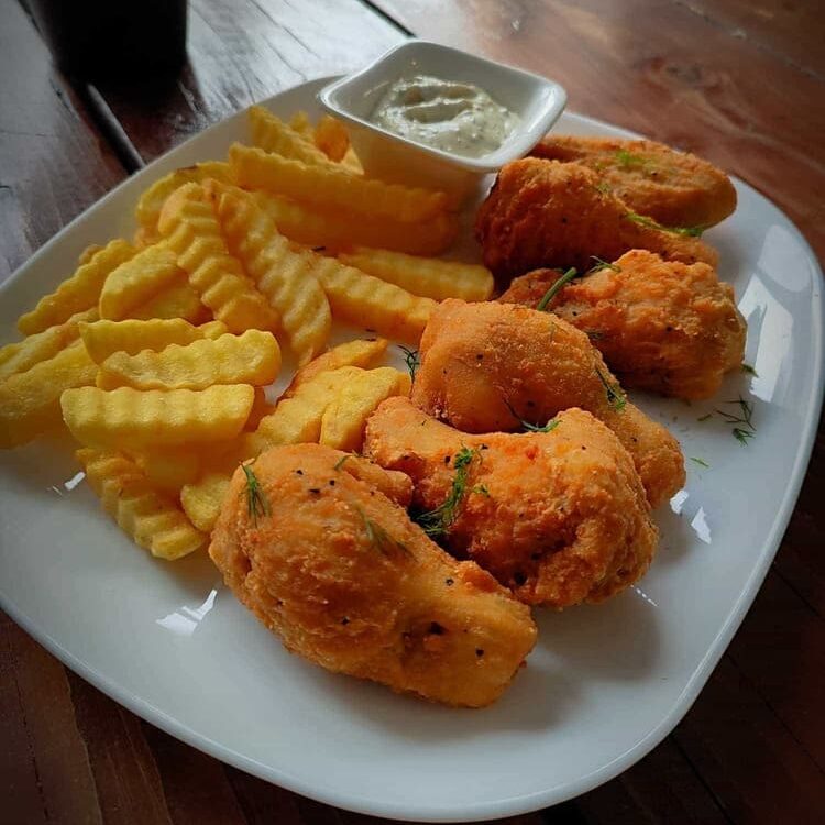 Vištienos sparneliai su fri bulvytėmis