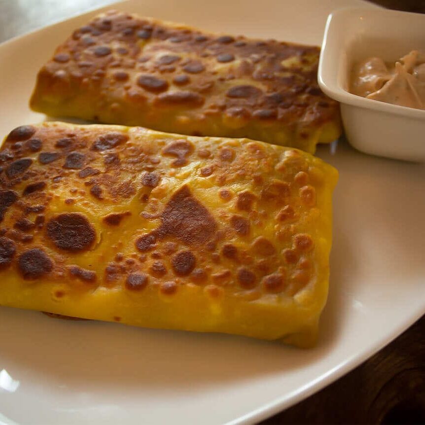 Lietiniai blynai su dešrelių ir sūrio įdaru