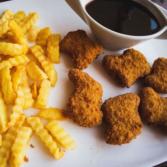 Nuggets vištienos kepsneliai patiekti lėkštėje