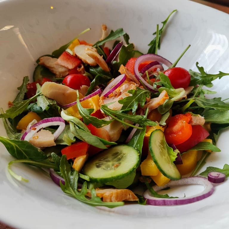 Salotos su kebabų mėsa arba feta sūriu