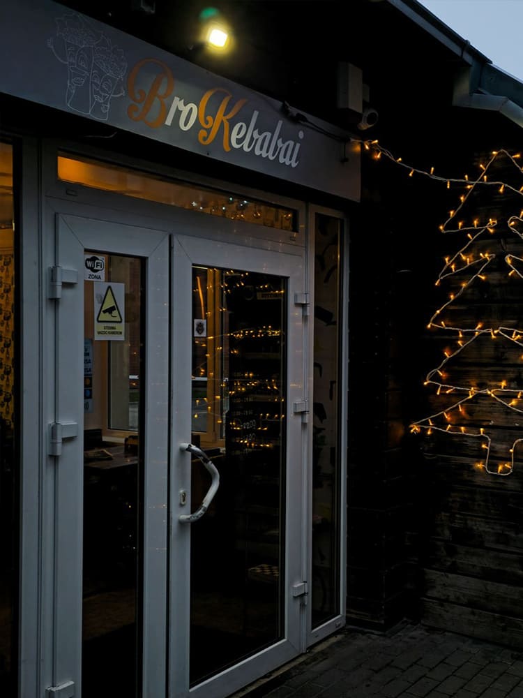 Brokebabai lauko įėjimo durys ir logotipas