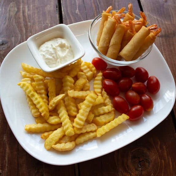 Krevetes su bulvytemis fri, pomidoriukais ir padažu