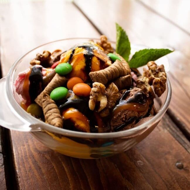 Ledai stikliniame indelyje