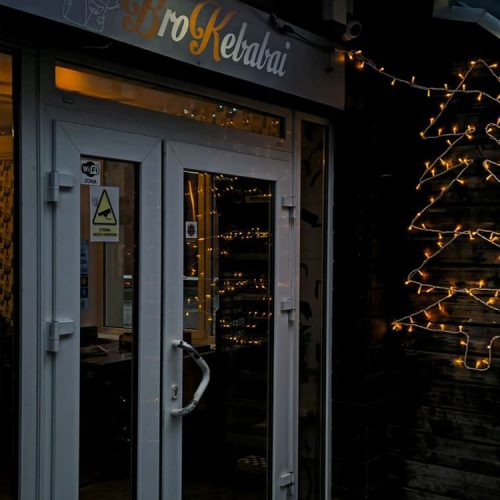 Brokebabai lauko įėjimo durys ir logotipas